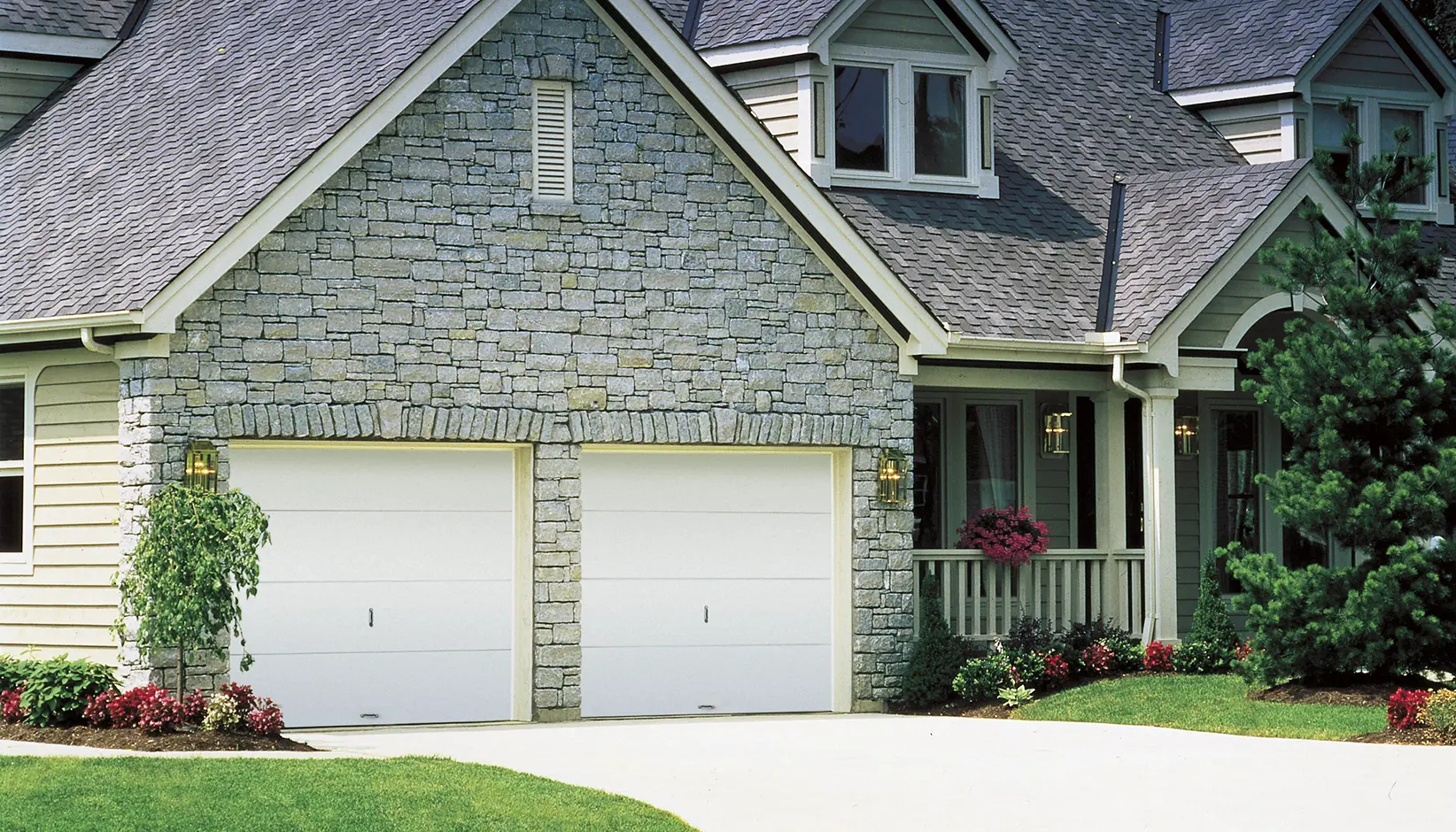 classic-wood-design-long-stockton-window-cedar-garage-door-822